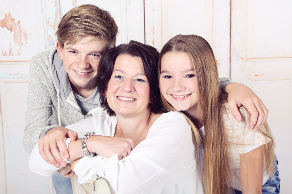 Moeder met haar zoon en dochter lachend samen in de studio