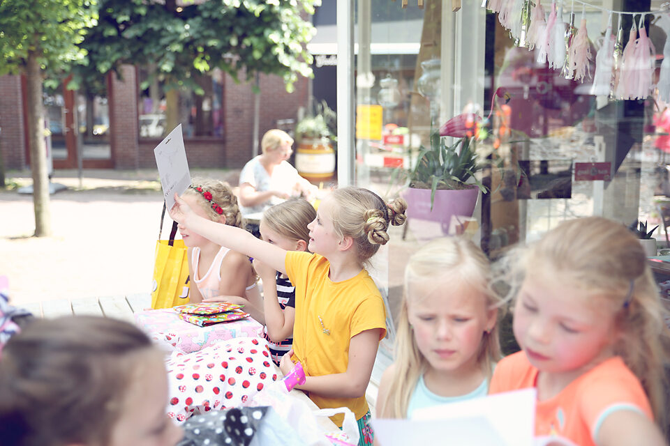 fotografie - Suus' FotoSjop - Oldenzaal - Enschede Hengelo - Twente - De Lutte - Denekamp - Borne - Losser - Almelo - Studio - Locatie - Portret - Spontaan - Kinderfeest - Dames - Jongens - Fotos - Lijst - Shakes Cakes - feest