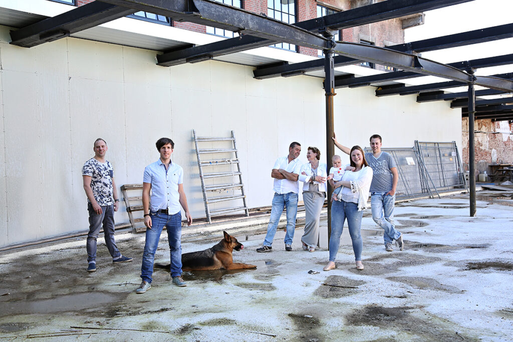 Familie met hond in een oude fabriekshal, familieshoot op locatie