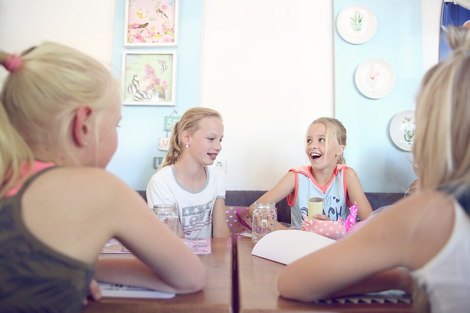 fotografie - Suus' FotoSjop - Oldenzaal - Enschede Hengelo - Twente - De Lutte - Denekamp - Borne - Losser - Almelo - Studio - Locatie - Portret - Spontaan - Kinderfeest - Dames - Jongens - Fotos - Lijst - Shakes Cakes