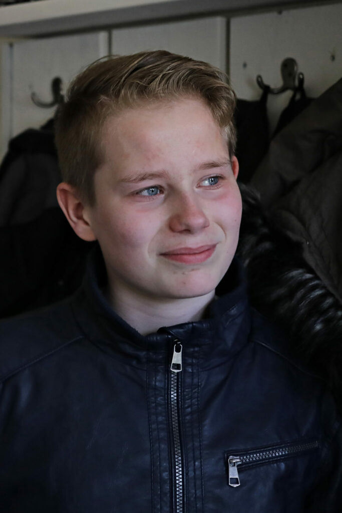 Portret van een tienerjongen in leren jas