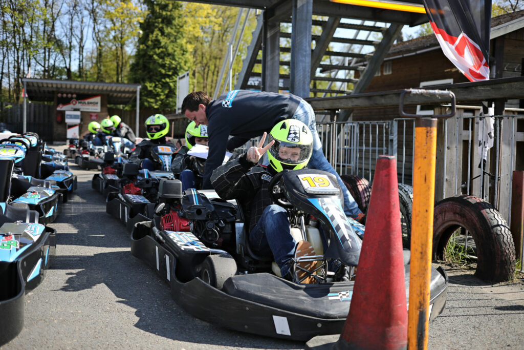 Karts klaar voor de start tijdens een benefietdag