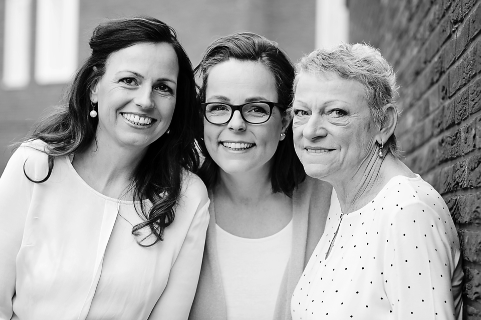 Zwart-witportret van drie vrouwen uit één familie