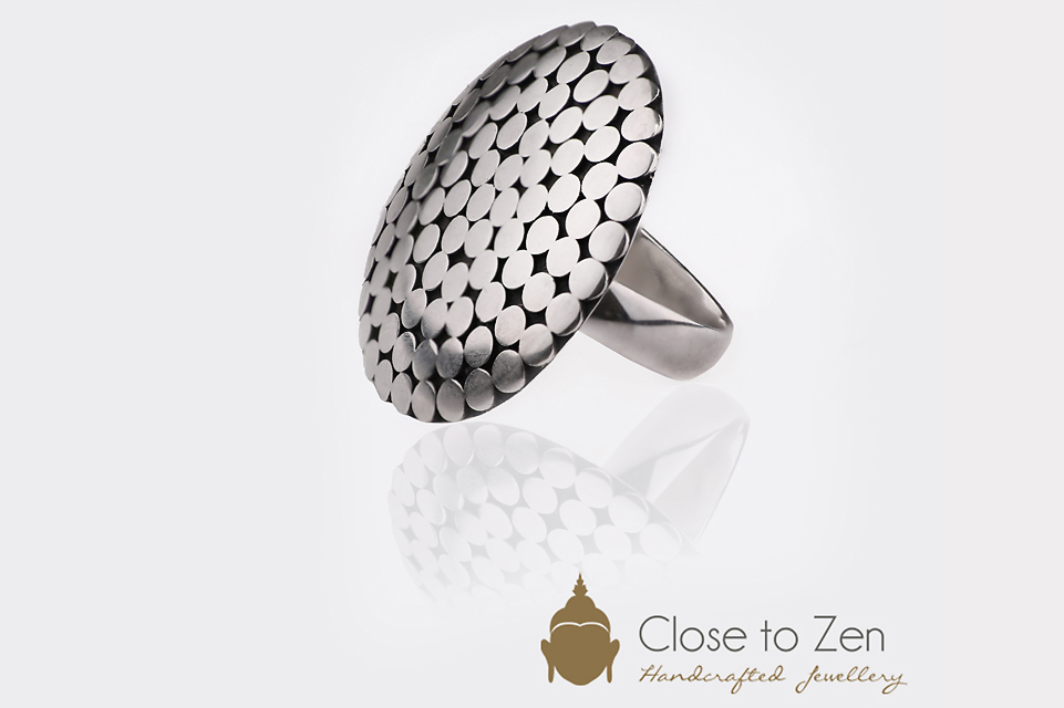 Zilveren ring met bewerkt rond ontwerp, sieradenfotografie
