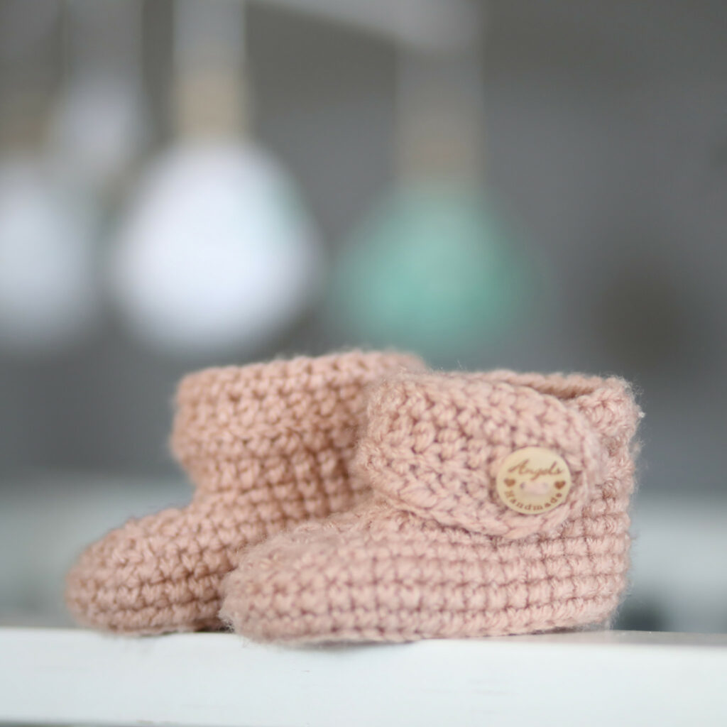Roze gehaakte babyslofjes, newborn detail