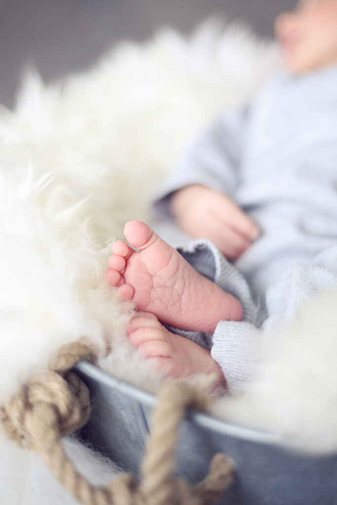 Babyvoetjes op een zachte vacht, detailfoto newborn