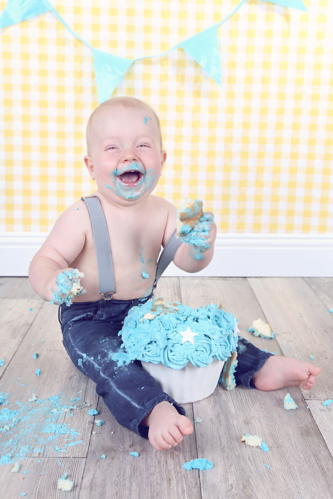 Taartsnoetjes - Cake Smash - Taart - 1 jaar - Baby - Shoot - Oldenzaal - Hengelo - Enschede - Suus FotoSjop - Studio