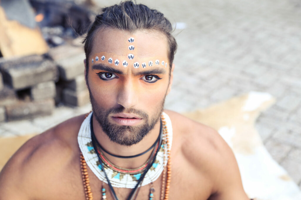 Model met make-up en sieraden in een stoere modeshoot