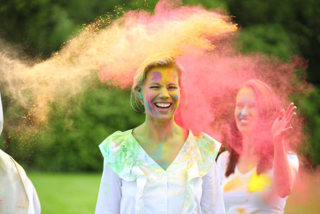 Vrouw lacht in een wolk van gekleurd poeder, ColorPowder-shoot