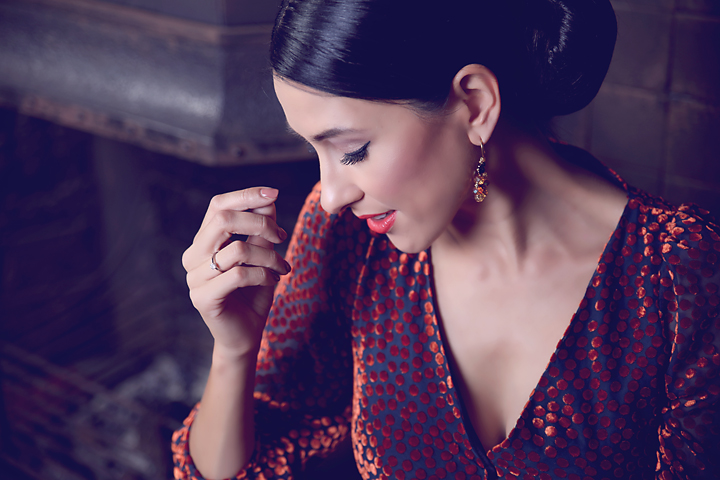 Vrouw met opgestoken haar in glitterjurk, fashion portret