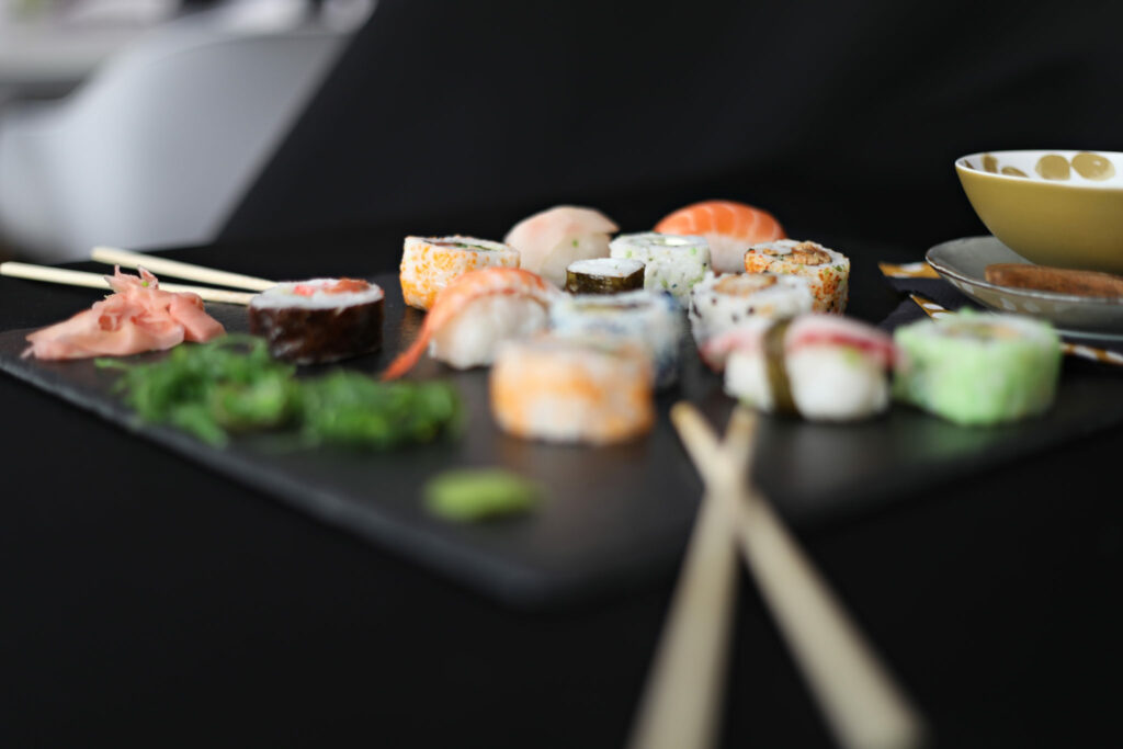 Sushi op een zwarte lei met eetstokjes, foodfotografie
