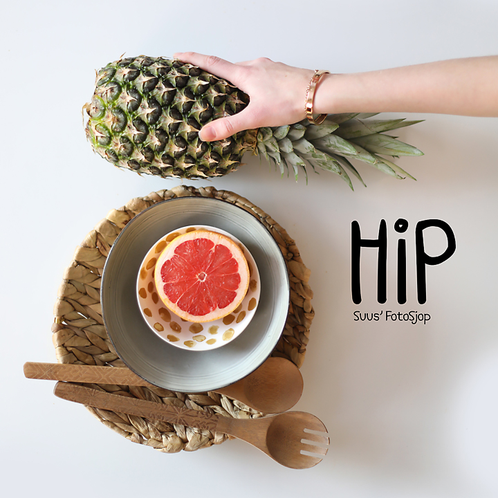 Ananas en grapefruit op een houten plank met het woord 'Hip', foodstyling