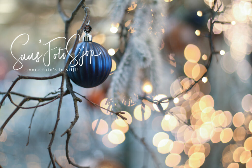 Kerstbal en lichtjes met bokeh, sfeerfoto in de winter