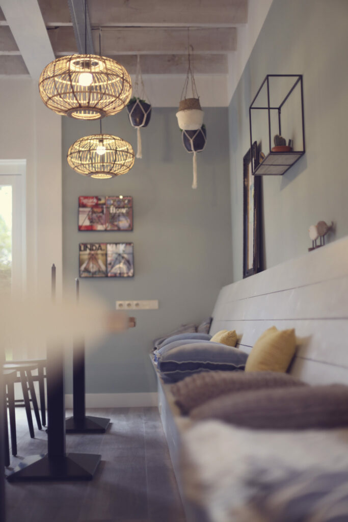 Lichte woonkamer met rotan hanglampen, interieurfotografie