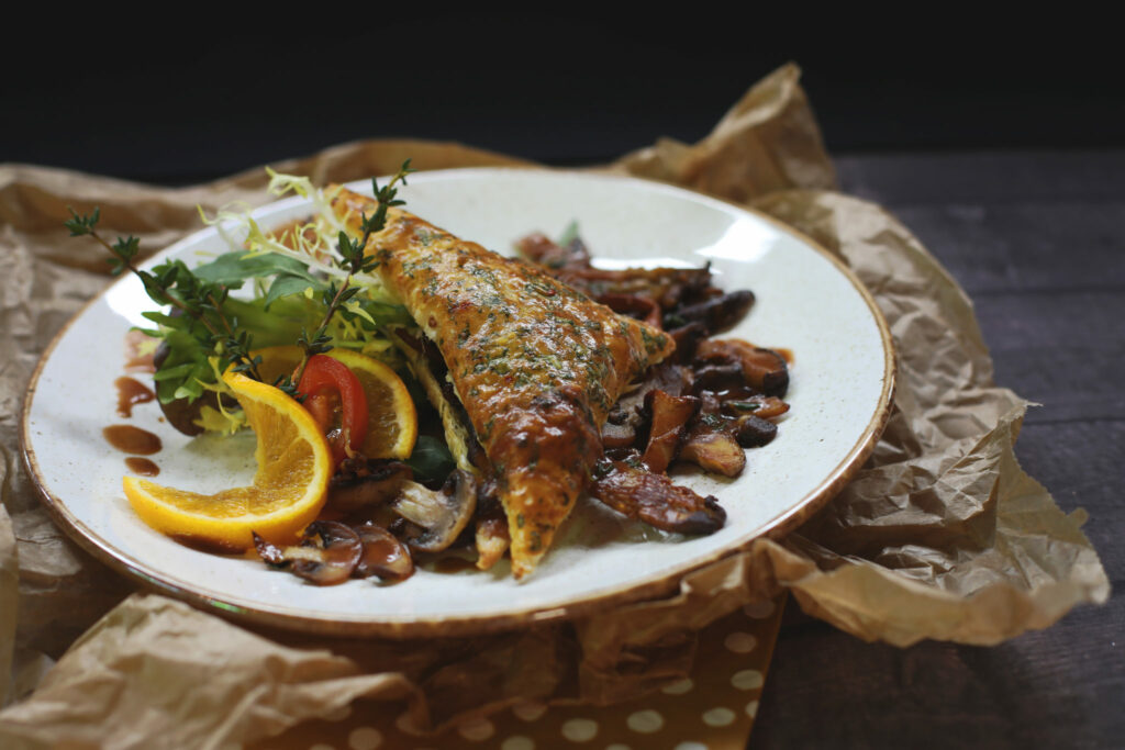 Wrap met vlees en groenten op een bord, foodfotografie