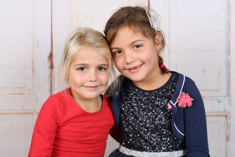 Schoolfoto Scholen Portret Broer Zus foto Suus FotoSjop Oldenzaal Enschede Locatie Klassenfoto Hip vernieuwend modern achtergrond Hengelo De Lutte Denekamp Overijssel