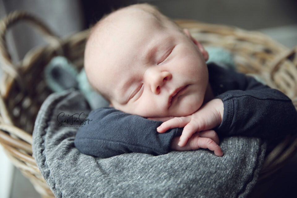 Newborn Baby Pasgeboren Shoot Suus' FotoSjop Oldenzaal Hengelo Enschede Almelo Denekamp Boy Girl Thuis Lifestyle Props Mand
