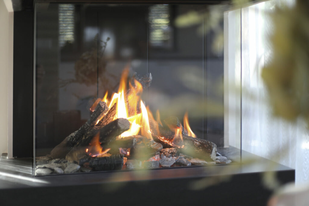 Brandende sfeerhaard in een moderne woonkamer
