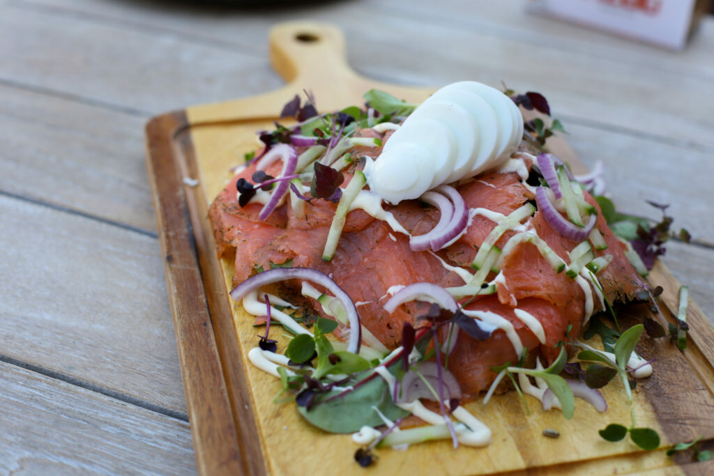 Zalm met kruiden op een houten plank, foodfotografie
