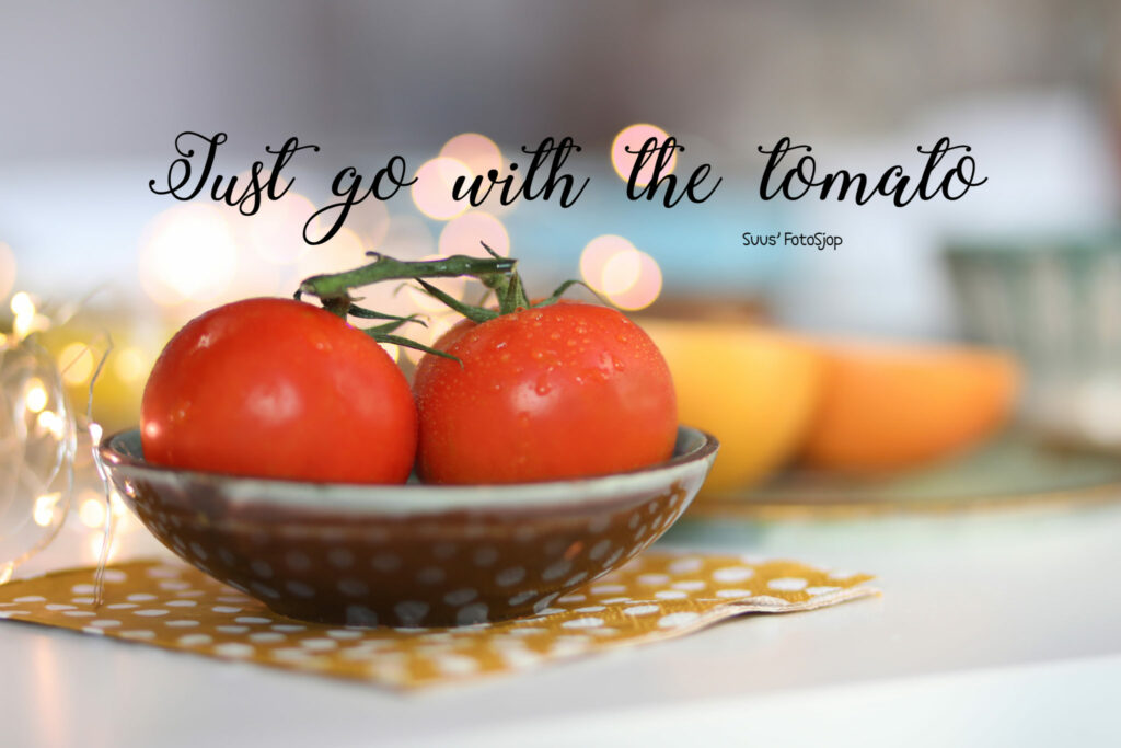 Tomaten in een schaaltje met de tekst 'Just go with the tomato', foodfotografie
