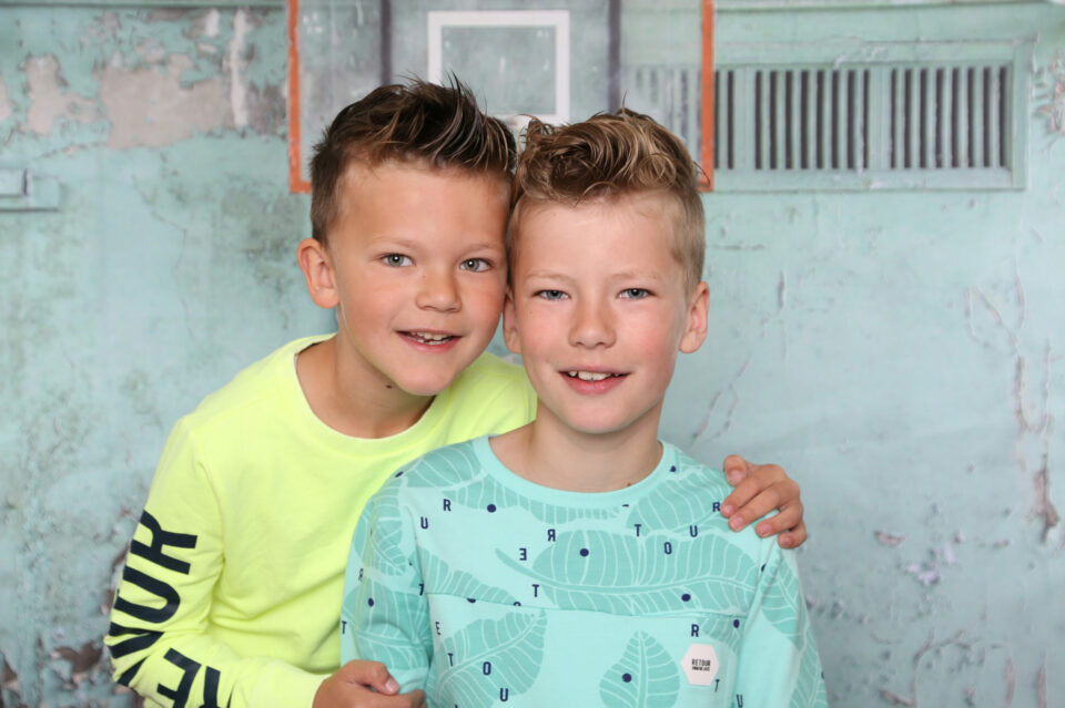 Suus' FotoSjop - Oldenzaal - Enschede - Hengelo - Denekamp - De Lutte - Weerselo - Bornerbroek - Deuringen - Haaksbergen - Neede - Rietmolen - Schoolfotograaf - schoolfoto - goedkope schoolfoto - broerzus foto - samen - studio - online bestellen