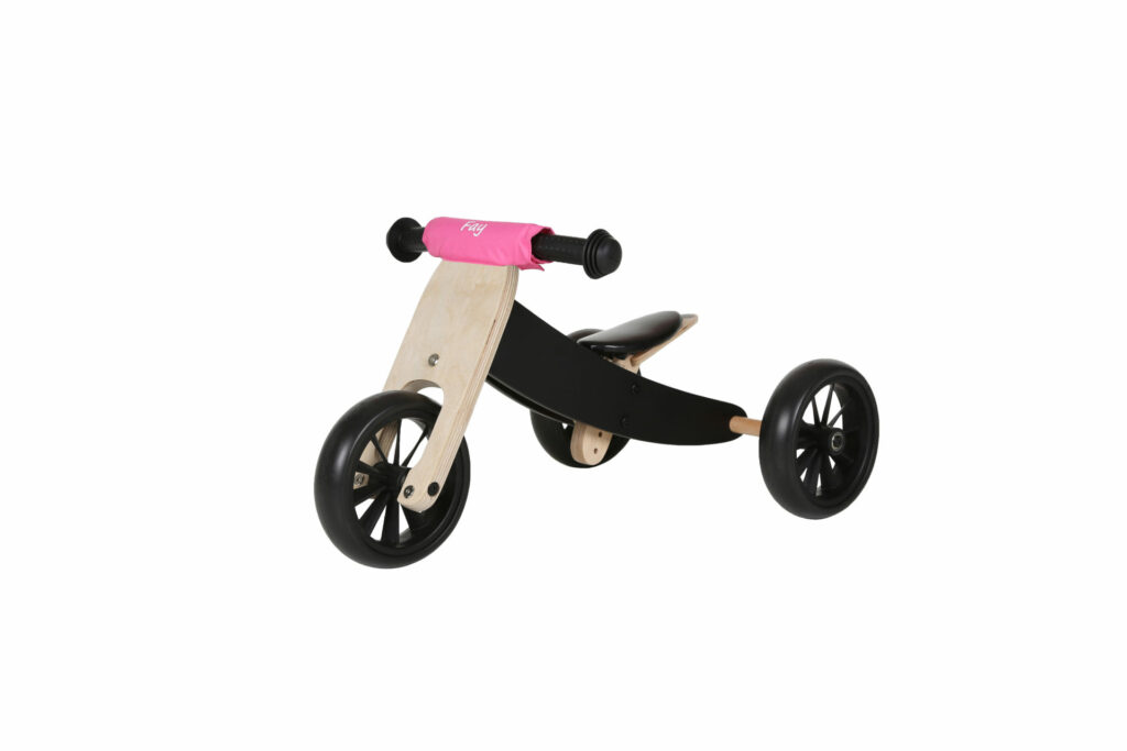 Houten loopfietsje op een witte achtergrond, productfoto