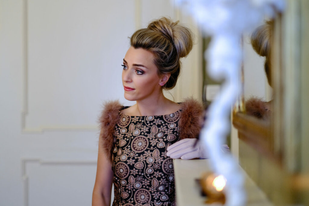 Vrouw met opgestoken haar in glitterjurk, modeportret in de studio