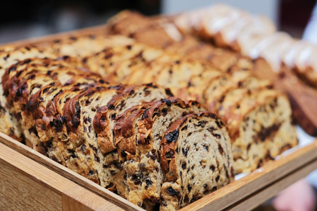 Krentenbrood en lekkers op een houten plank, sfeerfoto