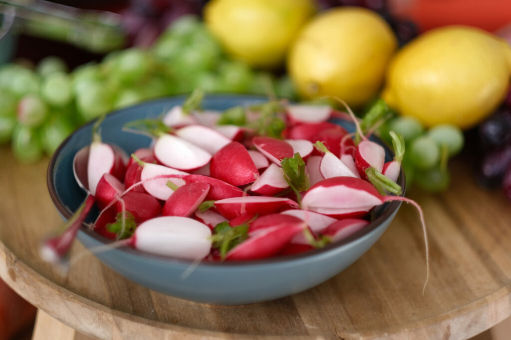 Schaal met radijsjes en citroenen, foodfotografie