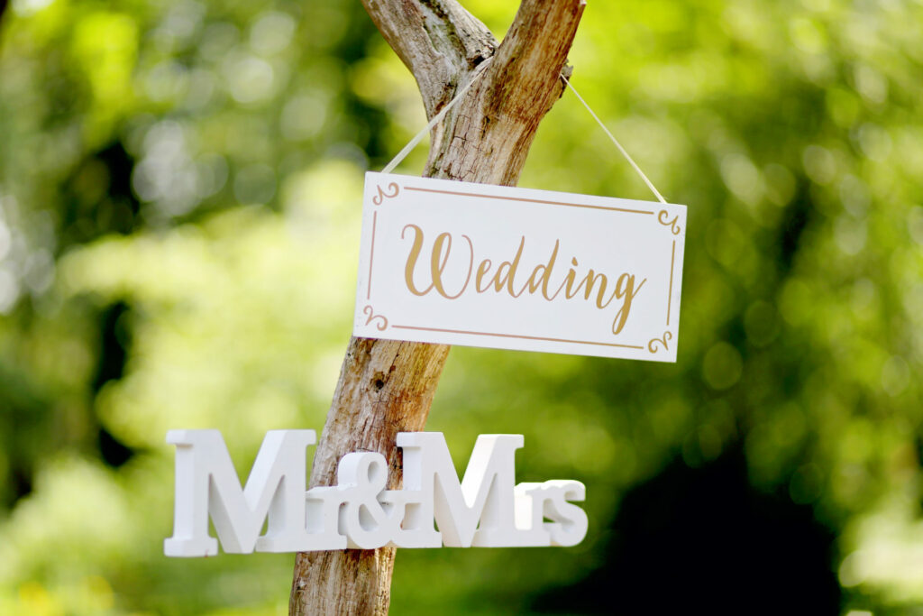 Bordje 'Wedding' en Mr & Mrs-letters aan een boom