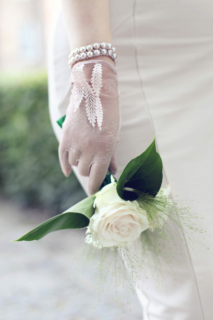 Bruid met wit rozenboeket en armband, detail bruidsfotografie