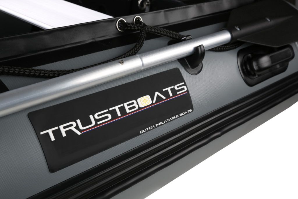 Detail van een rubberboot met logo, productfoto