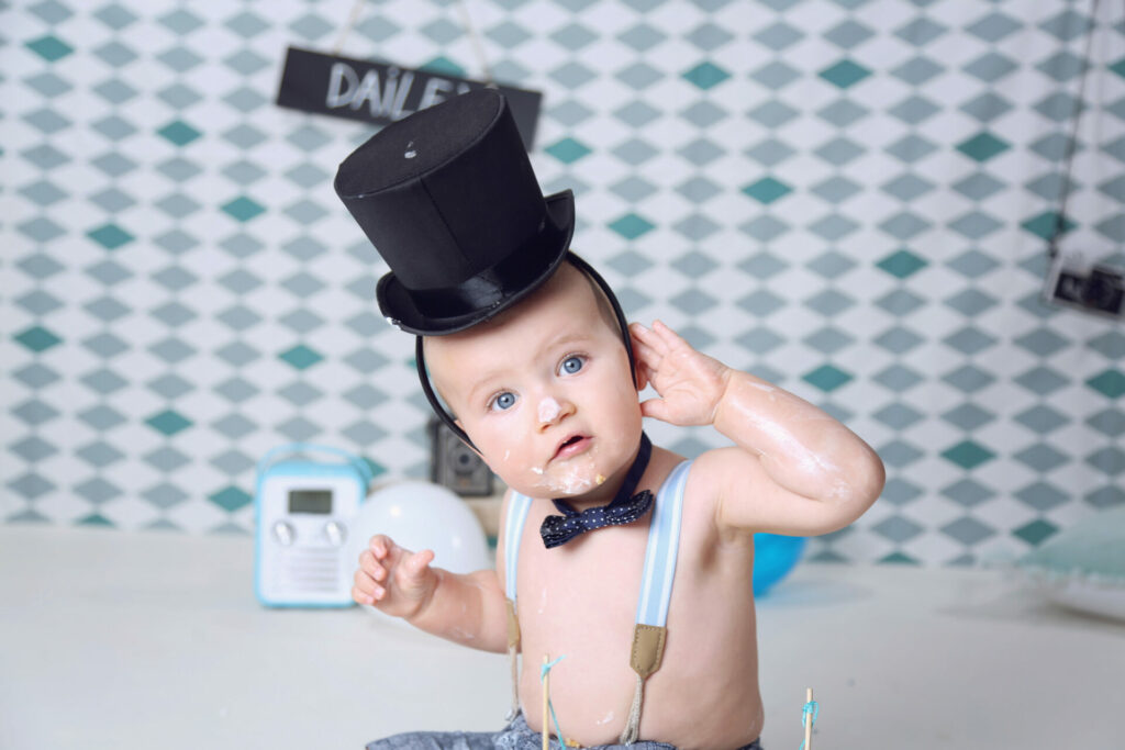 Jongetje met hoge hoed en strik bij een stoere cakesmash-fotoshoot