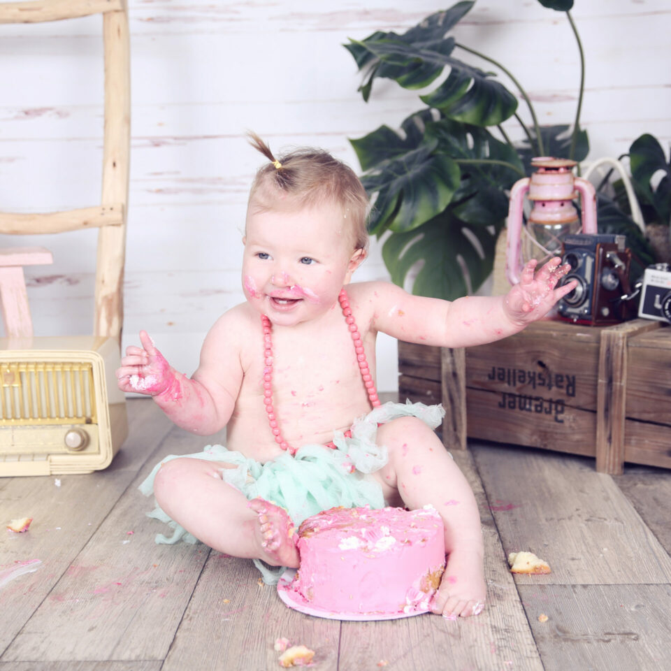 Fotografie - Suus' FotoSjop - Oldenzaal - Hengelo - Enschede - Lutte - Denekamp - Almelo - Fotograaf - Taartsnoetjes - Cake Smash - One year old - 1 jaar - Kids - Tipi's Taarten - Louise Bruggeman