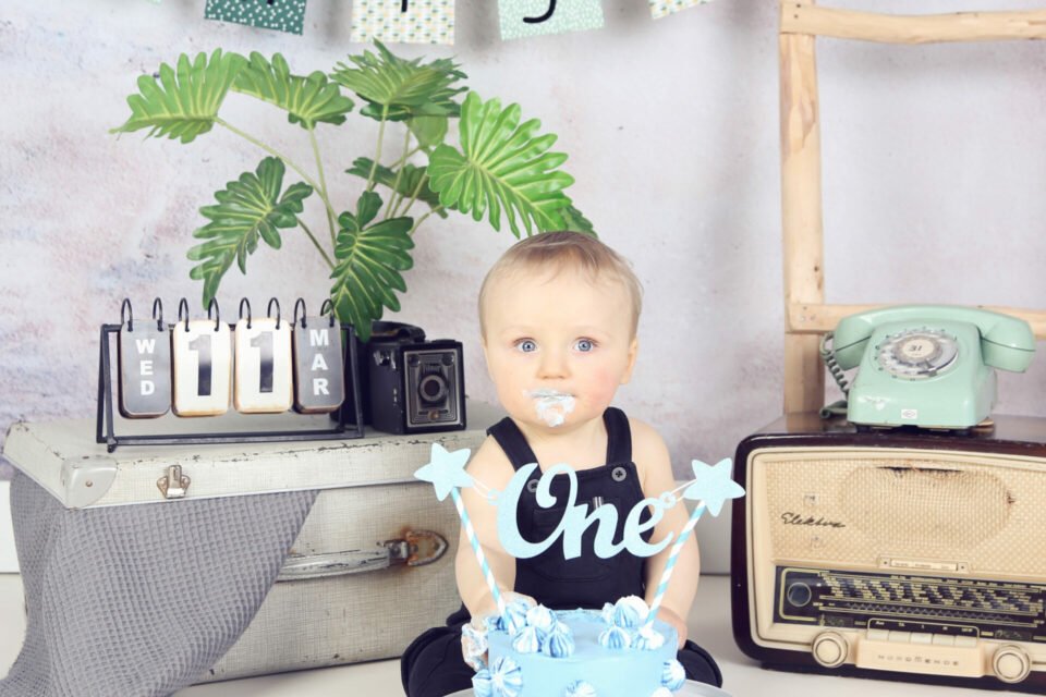 Fotografie - Suus' FotoSjop - Oldenzaal - Hengelo - Enschede - De Lutte - Losser - Denekamp - Almelo - Fotograaf - Taartsnoetjes - Cake Smash - One year old - 1 jaar - Kids - Tipi's Taarten - Louise Bruggeman