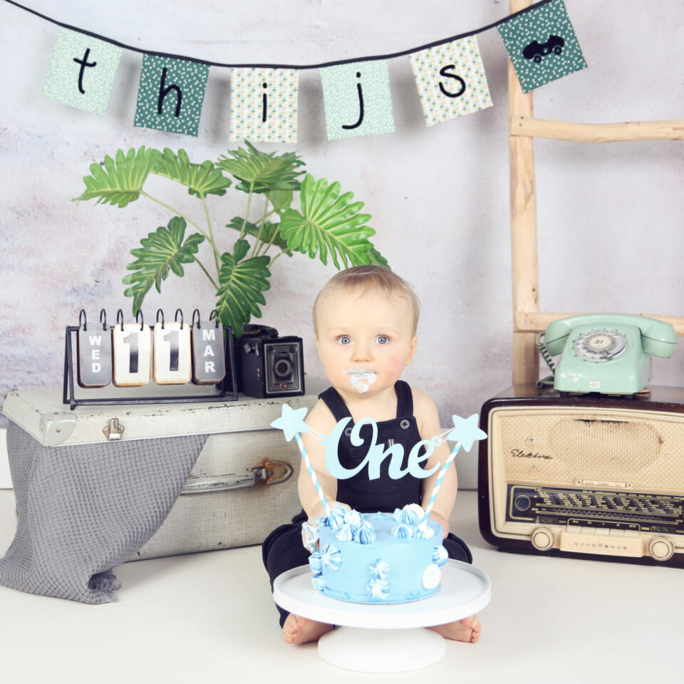 Fotografie - Suus' FotoSjop - Oldenzaal - Hengelo - Enschede - De Lutte - Losser - Denekamp - Almelo - Fotograaf - Taartsnoetjes - Cake Smash - One year old - 1 jaar - Kids - Tipi's Taarten - Louise Bruggeman