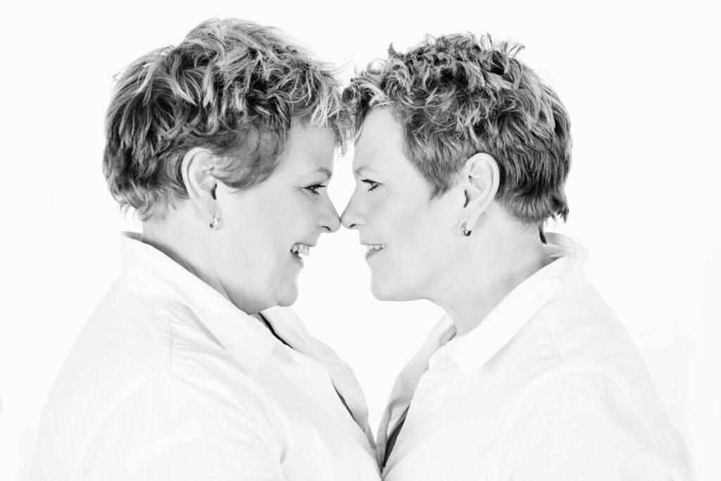 Zwart-witfoto van moeder en dochter met de neuzen tegen elkaar