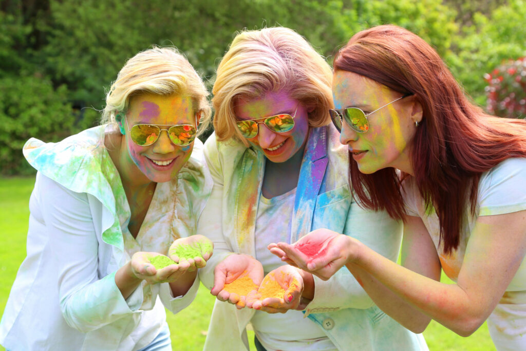 Drie vrouwen met handen vol gekleurd poeder, ColorPowder-shoot