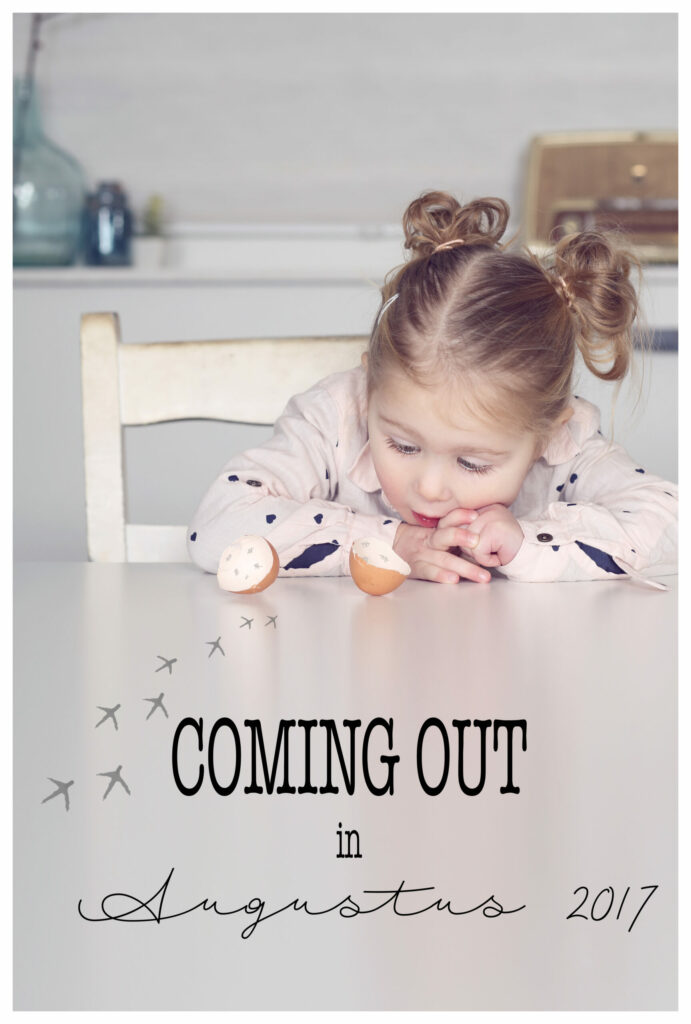 Meisje aan tafel als zwangerschapsaankondiging met de tekst 'Coming out in Augustus 2017'
