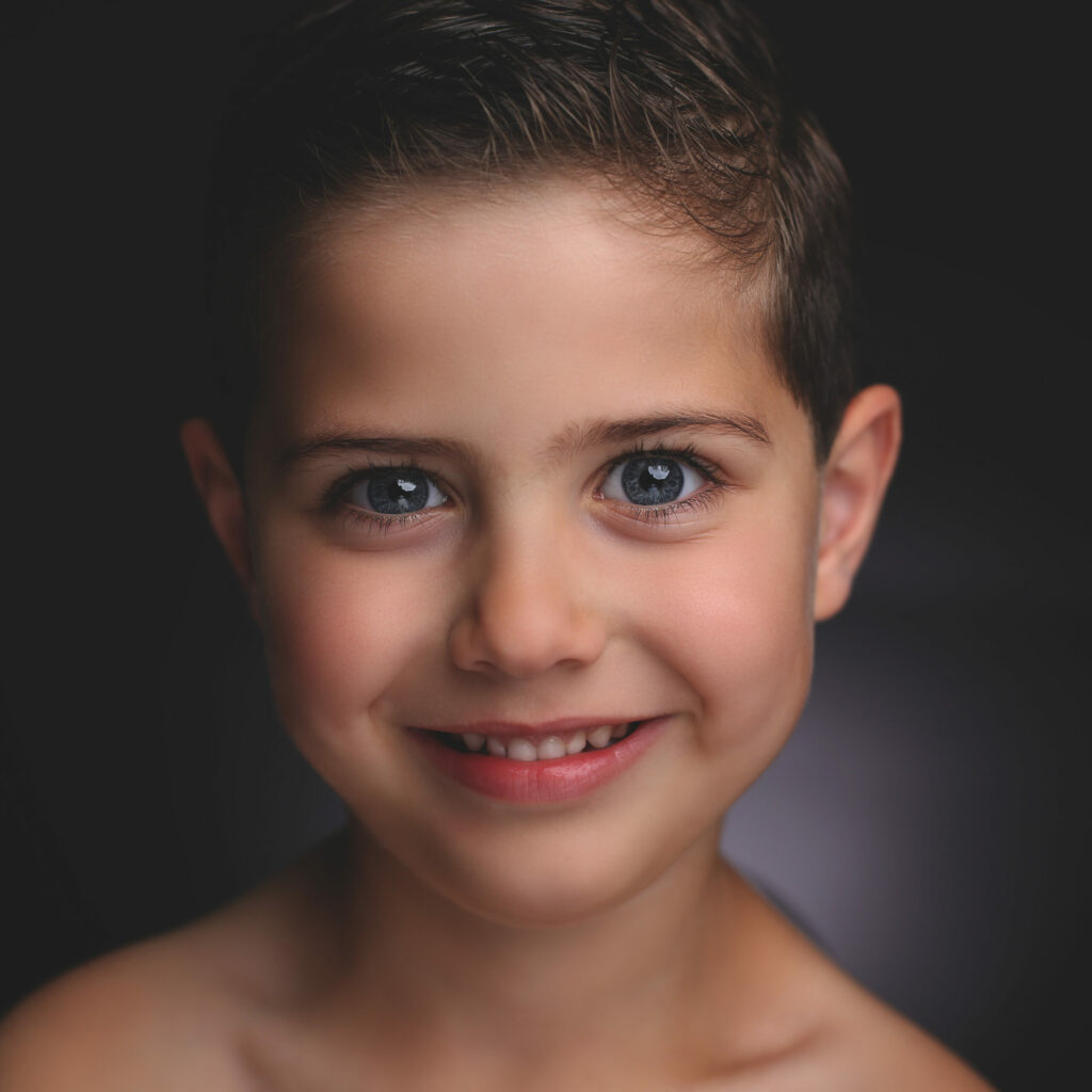 Close-up van een lachende jongen met donkere ogen, Pure Portrait