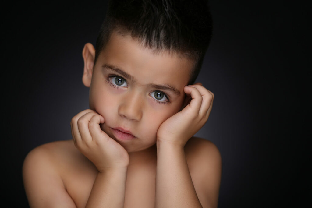Jongen met de handen onder zijn kin, Pure Portrait