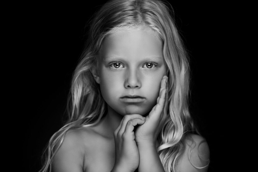 Zwart-witportret van een meisje met lang blond haar, Pure Portrait