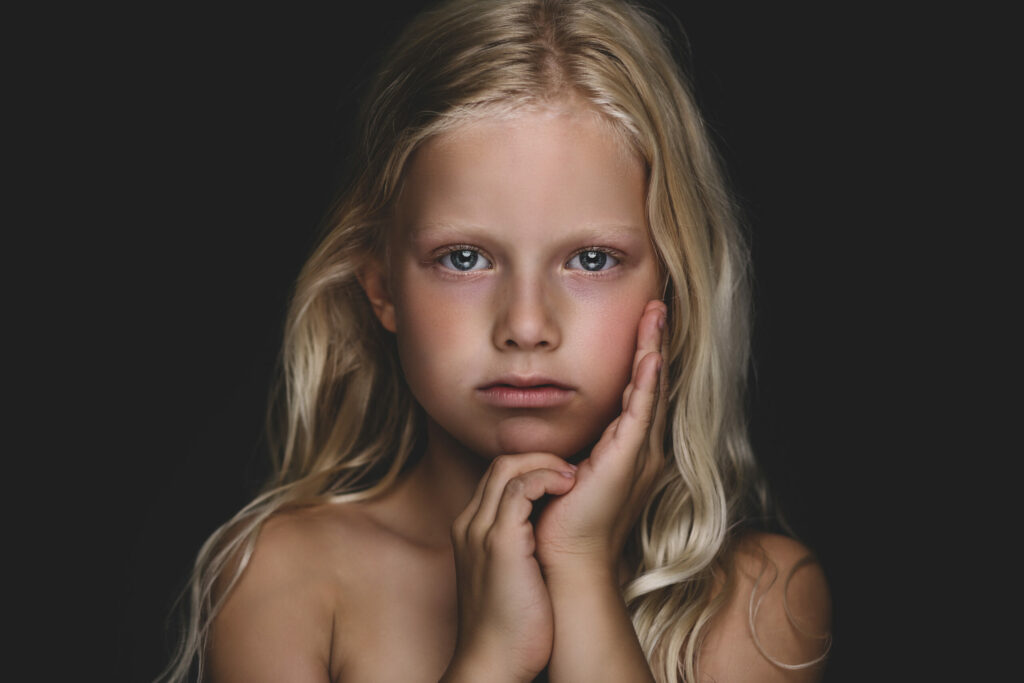 Meisje met lang blond haar en handen onder de kin, Pure Portrait