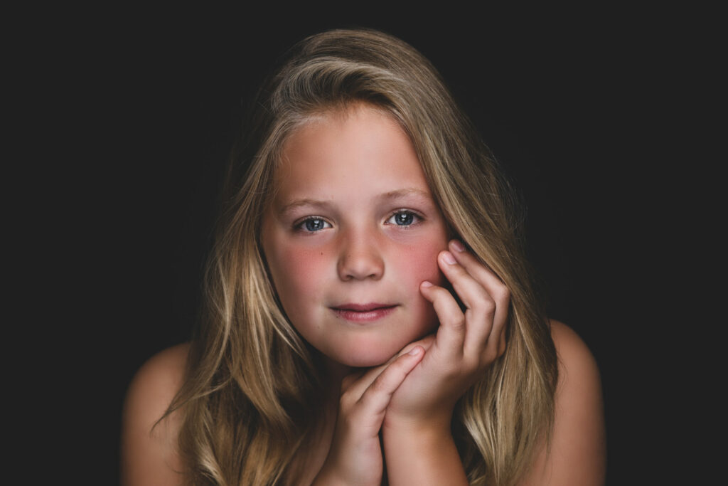 Meisje met lang haar tegen een donkere achtergrond, Pure Portrait