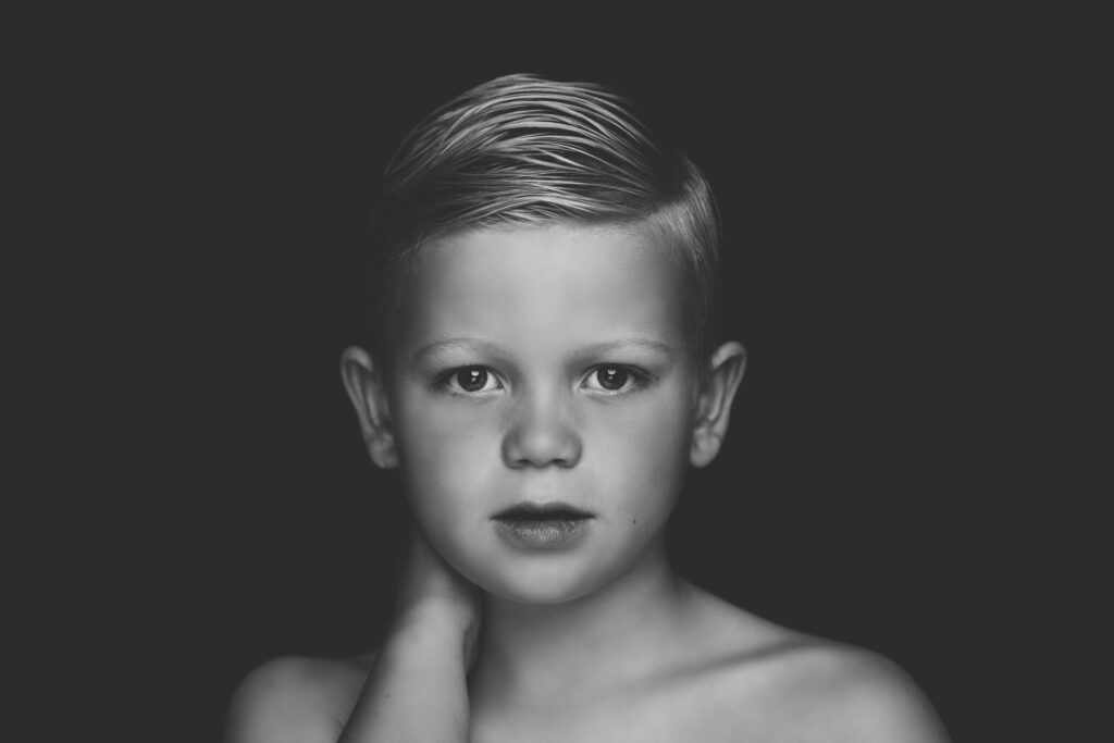Zwart-witportret van een serieuze jongen, Pure Portrait