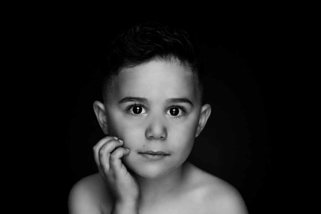 Jongen met donker haar en hand onder de kin, Pure Portrait