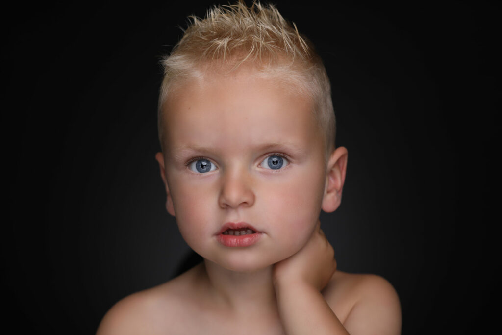 Jongetje met blond stekelhaar en hand onder de kin, Pure Portrait