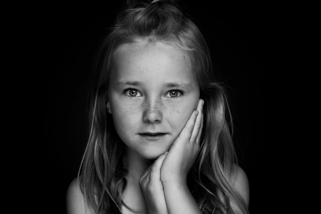 Zwart-witportret van een meisje met staartjes