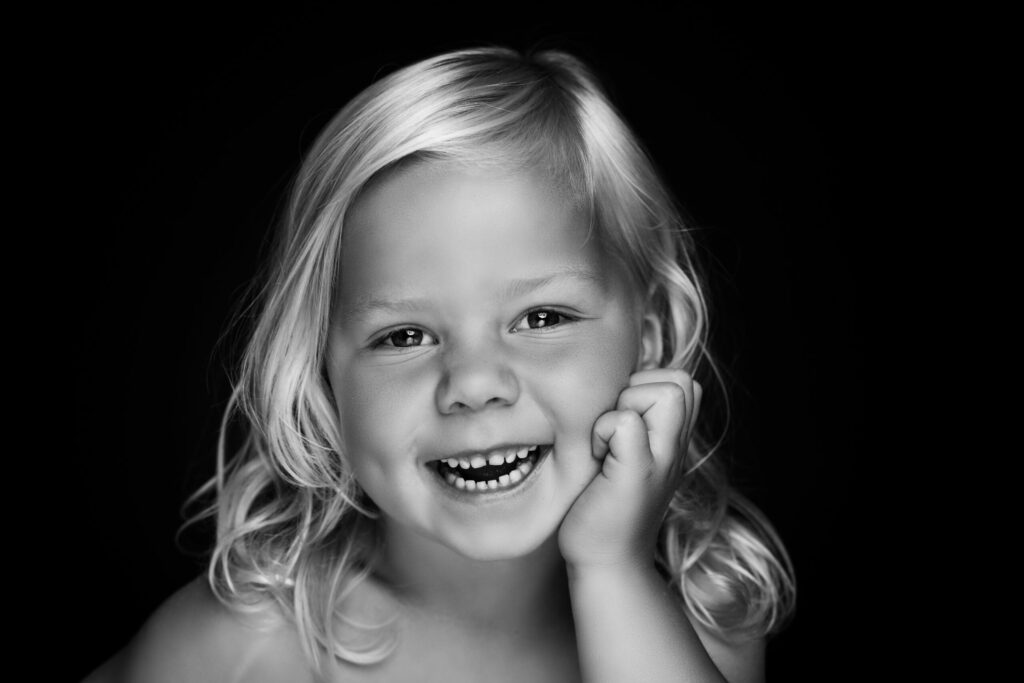 Lachend meisje met blond haar, zwart-wit Pure Portrait