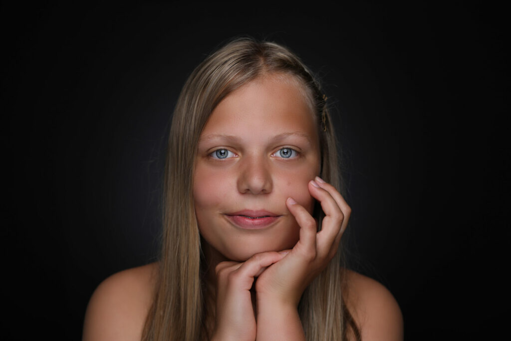 Meisje met lang haar en handen onder de kin, Pure Portrait